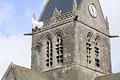 John Steel am Kirchturm von St. Mere-Eglise